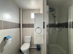 La brise marine apt rdc maison cour fermée parking et terrasse à 800 m plage Omaha beach avec table de ping pong proche Port en Bessin