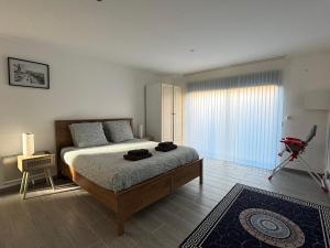 Maisons de vacances La brise marine apt rdc maison cour fermee parking et terrasse a 800 m plage Omaha beach avec table de ping pong proche Port en Bessin : photos des chambres