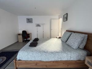 Maisons de vacances La brise marine apt rdc maison cour fermee parking et terrasse a 800 m plage Omaha beach avec table de ping pong proche Port en Bessin : photos des chambres
