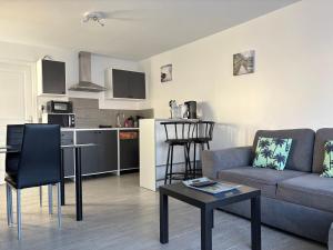 Maisons de vacances La brise marine apt rdc maison cour fermee parking et terrasse a 800 m plage Omaha beach avec table de ping pong proche Port en Bessin : photos des chambres
