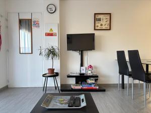 Maisons de vacances La brise marine apt rdc maison cour fermee parking et terrasse a 800 m plage Omaha beach avec table de ping pong proche Port en Bessin : photos des chambres