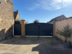 Maisons de vacances La brise marine apt rdc maison cour fermee parking et terrasse a 800 m plage Omaha beach avec table de ping pong proche Port en Bessin : photos des chambres