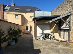 Maisons de vacances La brise marine apt rdc maison cour fermee parking et terrasse a 800 m plage Omaha beach avec table de ping pong proche Port en Bessin : photos des chambres