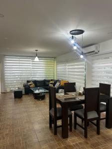 Casa de campo con piscina, aire acondicionado, estacionamiento privado con BBQ