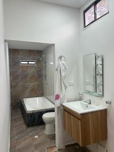 Casa de campo con piscina, aire acondicionado, estacionamiento privado con BBQ