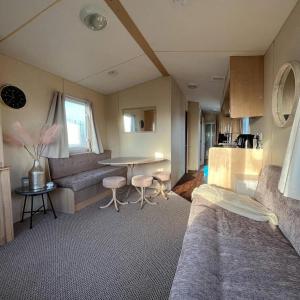 Cosy Family Caravan, Private Decking, Sleeps 6, Lyons Robin Hood