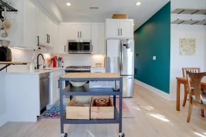 Sojourn Worldly 1 BR 2 BA 2 Blocks to Shaw Metro