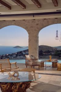 Thalia, A Joyful Serenity Unmasked