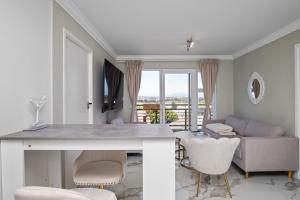 Newly Renovated Luxury 2-Bedroom with Views