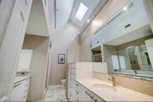 Spacious and stylish home by the Galleria