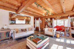 Less Than 4 Mi to Boat Ramp and Mickler Beach Unique Cabin