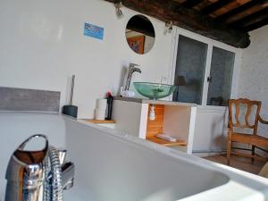 Appartements Gite Le Provence Spacieux 100m2 - Piscine Jacuzzi Prive Parking Jardin 33 hectares : photos des chambres