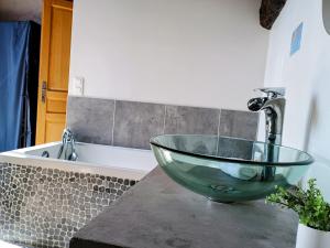 Appartements Gite Le Provence Spacieux 100m2 - Piscine Jacuzzi Prive Parking Jardin 33 hectares : photos des chambres