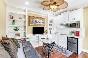 9 Mi to Beach Pet-Friendly Apt in San Diego!