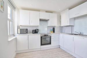 Host & Stay - Beachside Gallery