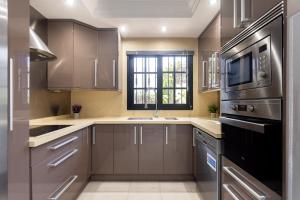 Exclusive Townhouse in Central Plaza del Duque Close to the Beach