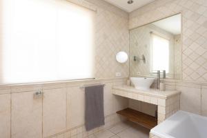 Exclusive Townhouse in Central Plaza del Duque Close to the Beach