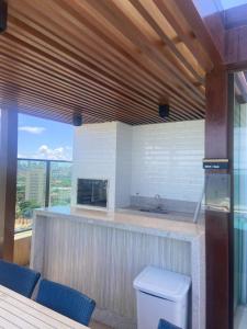 Studio na Orla de Salvador com piscina e garagem