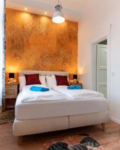 Broadway Street Apartment with 3 bedrooms & 2 bathrooms