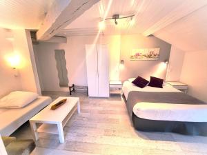 Hotels Hotel Le Bourgogne : Chambre Double Familiale