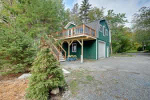 Cozy Apt with Deck, about 5 Miles to Acadia Natl Park!