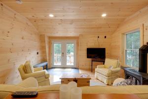 Cozy Apt with Deck, about 5 Miles to Acadia Natl Park!