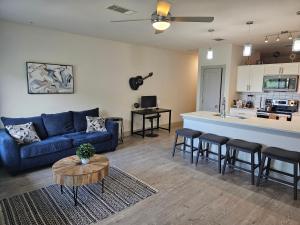 Modern Cozy Condo facing Riverwalk w King Suite