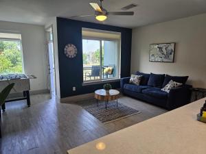 Modern Cozy Condo facing Riverwalk w King Suite