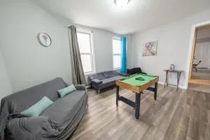 Charming 2BR with BBQ, Backyard & Entertainment - Kearny