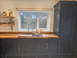 Charming 2BR Bungalow Near Chester City Centre