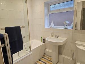 Charming 2BR Bungalow Near Chester City Centre