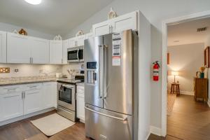 7 Mi to River District Cape Coral Home with Lanai