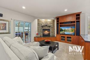 Twin Lakes Village 3-Story Townhouse Golf Views Steam Shower Wet Bar Game Room Pool