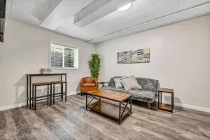 NEW Renovated Near CLE - King Bed, Metropark & Firepit - سترونجسفيل