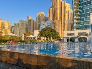 Luxury 1BR Apartment at JBR Walk, Sea & Dubai Eye Views