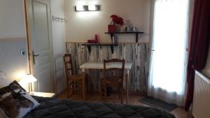 Sejours chez l'habitant La grange des Blancs : Chambre Double avec Salle de Bains Privative