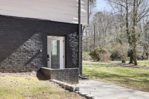 11 Mi to Marietta Square Modern Apt with Yard!