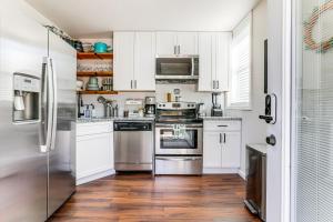 11 Mi to Marietta Square Modern Apt with Yard!