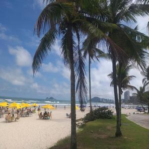 Condomínio Pantai Enseada - Pé na areia com piscina, academia e muito mais - Três quartos com ar condicionado e varanda