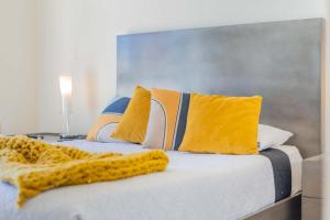 Oceanview condo w Resort amenities Steps to Beach