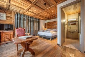 Chalet Junior Suite with Balcony and Mountain View room in Hôtel Le Grand Chalet