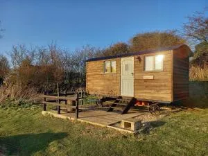 Under the Stars Shepherds Huts at Harbors Lake - Horringford