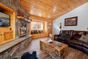 Big Bear Getaway - Log Cabin, Hot Tub, Foosball, Deck, Barbecue