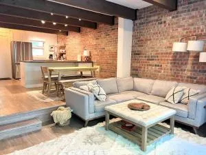 3 Bdrm Condo with Fireplace and Pool Great Location - Jeffersonville