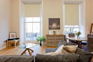 1 Bed Kensington Cromwell Flat with Balcony number 4