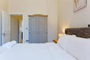 1 Bed Kensington Cromwell Flat with Balcony number 4