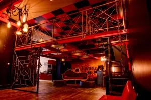 Love Room SPA JACUZZI SAUNA et DONJON - Tanière Dé-Plaisirs - Chaleins