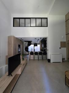 Spacious Minimalistic Loft ,5 minutes walk to Metro - Ferienwohnungen, Athen