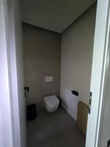 Spacious Minimalistic Loft ,5 minutes walk to Metro