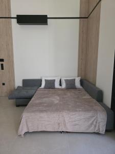 Spacious Minimalistic Loft ,5 minutes walk to Metro